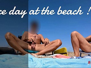 Si masturba sulla spiaggia di Head covering d'Agde e passa dietro di loro. Bella esibizione!