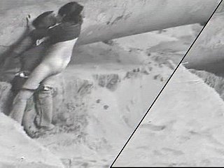 Pasangan Latina yang horny sedang bersenang-senang di dekat batu di pantai