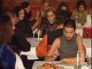 Un ristorante orgia in pubblico