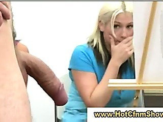 Babes cfnm memberi Lelaki handjob dalam realiti groupsex