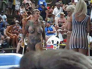 ポンデローサでホットな女の子屋外オイルレスリングとか