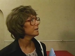 Madura en Gafas anal en medias