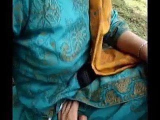 大学の女の子に触れます