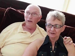 Nenek dan datuk dengan budak