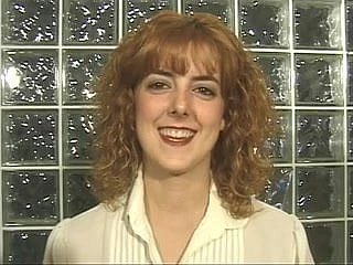 Redhead tiras hacia abajo y acaricia sus tetas y el coño