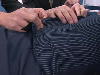 Les hommes d'affaires peuvent & amp; # 039; t résister secrétaire à chaud et ils Partouze son