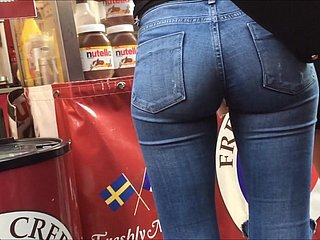 Idealne bazaar teen tyłek w obcisłych dżinsach