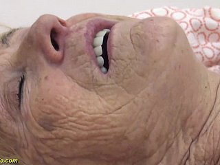 90 anni nonna viene scopata grezzi