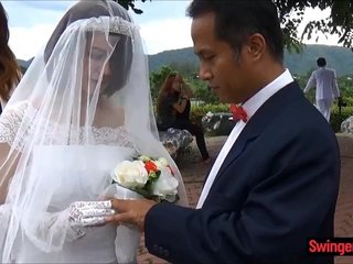 Törenden sonra kocası sağda Asya gelin hileler