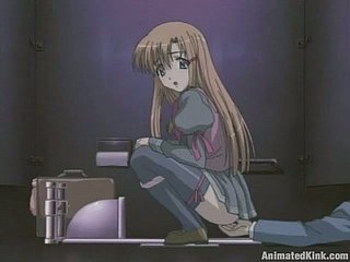 学校の制服での変態の女の子は、ディックとマスターベーションを吸います