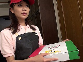 Asya teslimat kurye Akubi yumemi onu müşteriye oral seks verir