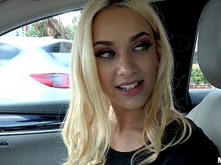 Spärlich bekleidete blonde Schönheit saugt einen Hahn im Railway carriage