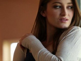 Núbil bebé Dani Daniels se desnuda y muestra su coño