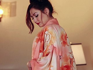 Hermosa Cassie Laine toca sus pechos y caderas