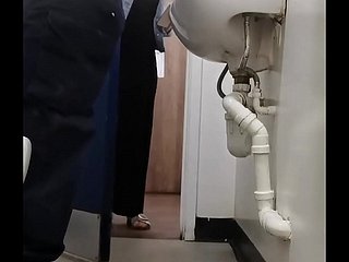 Flash-Hahn mit einer Frau in der öffentlichen Ablutions