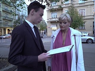 巨乳ブロンド成熟したマルゴーM.は、路上で十代の男をピックアップ