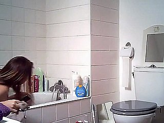 adikku kencing dan mandi